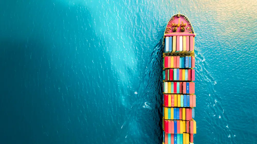 navio no mar parado representando o El Niño na logistica internacional