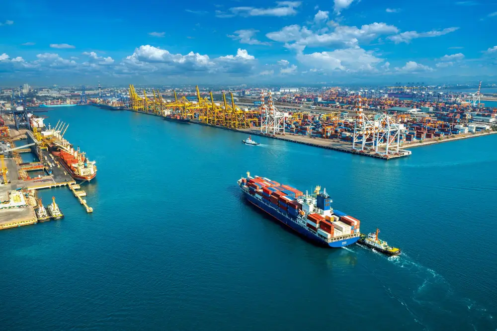 navio com containers representando o frete marítimo