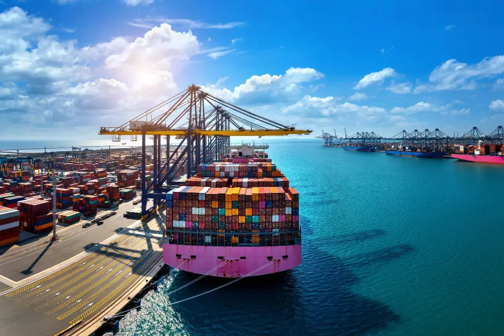 porto com navio carregado de container representando a auditoria de frete internacional