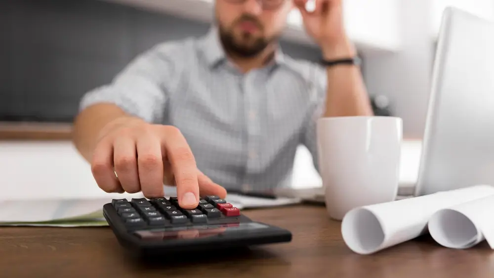 homem manipulando calculadora simbolizando. redução de custo
