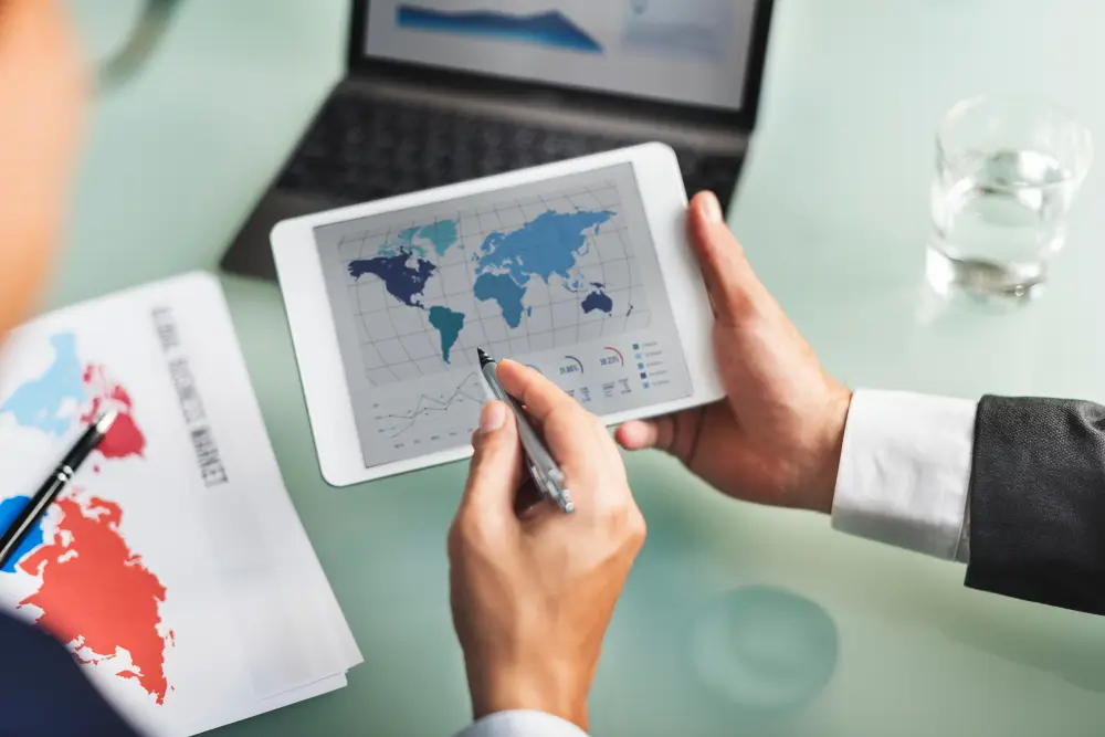 pessoa manipulando tablet representando gestão comex planilha