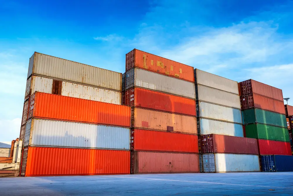 porto com container simbolizando o tracking de embarques